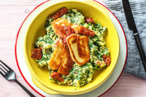 Stoemp de topinambour et épinards avec du halloumi servi avec des tomates séchées